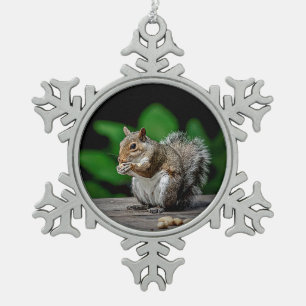 Eichhörnchen mit Erdnüssen Schneeflocken Zinn-Ornament