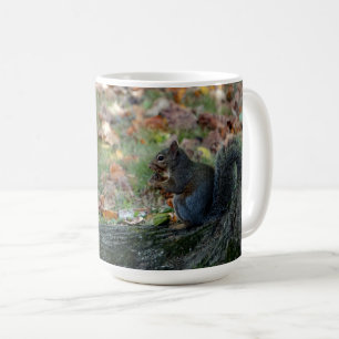 Eichhörnchen mit Nuss Kaffeetasse
