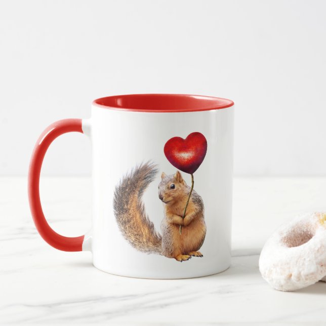 Eichhörnchen mit Tasse des Roten Herzens (Mit Donut)