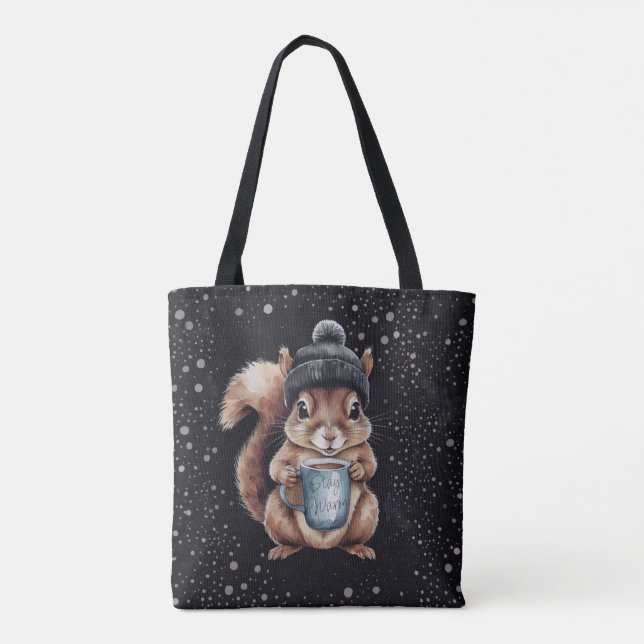 Eichhörnchen mit Tasse und Schnee „Stay Warm“ Tasche (Rückseite)