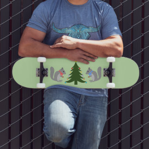 Eichhörnchen mit Weihnachtsbaum Skateboard