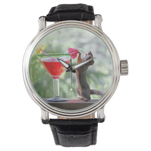 Eichhörnchen trinken einen Cocktail in Happy Hour Armbanduhr
