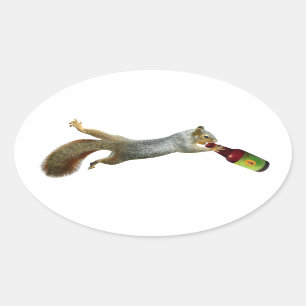 Eichhörnchen-trinkender Bier-Aufkleber Ovaler Aufkleber