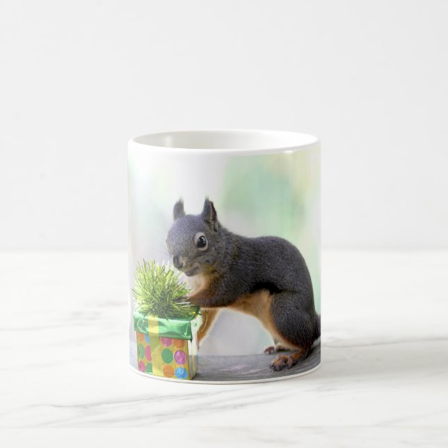 Eichhörnchen und eingewickeltes Geschenk Kaffeetasse (Mittel)