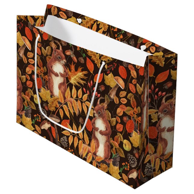 Eichhörnchen und Flora in dunkelbraun Große Geschenktüte (Vorderseite Schrägansicht)