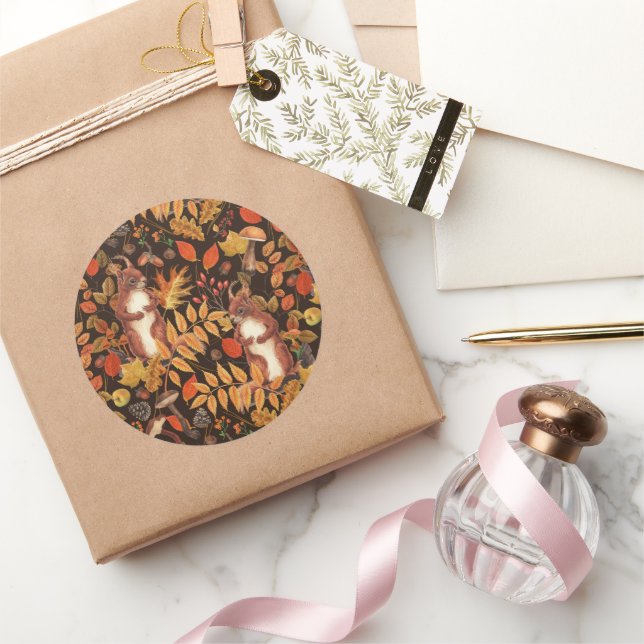 Eichhörnchen und Flora in dunkelbraun Runder Aufkleber (Schenken)
