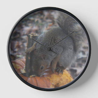 Eichhörnchen und Pumpkantuhr Uhr