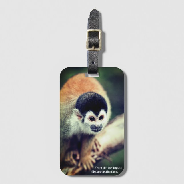 Eichhörnchenaffe im Baum Gepäckanhänger (Vorderseite Vertikal)