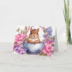 Eichhörnchenbaby in der Teetasse mit Blumen Karte
