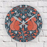 Eichhörnchenwald Woodland Runde Wanduhr<br><div class="desc">Rotes Eichhörnchenwald-Muster mit Kiefernzapfen, Kiefernästen, Eichen, Eichen-Blätter und Beeren. Ideal für ein Seehaus oder Saisonzimmer Dekoration. Originelle Kunst von Nic Squirrell.</div>