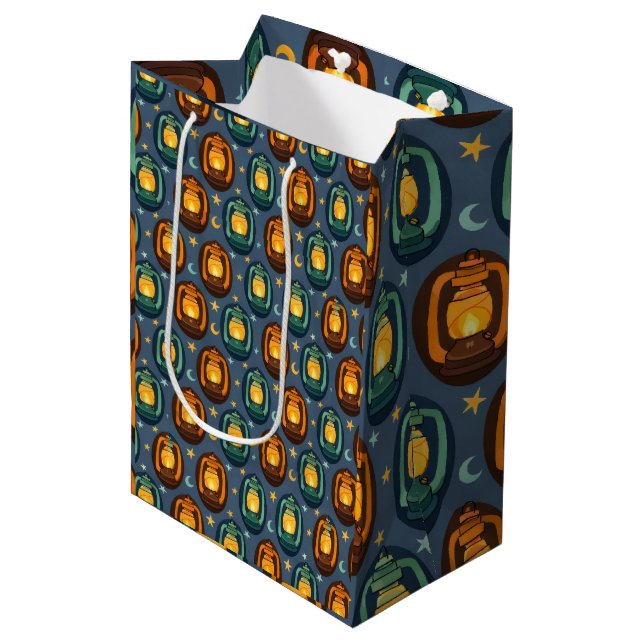 Eid & Ramadan Lanterns Seamless Pattern with Moon Mittlere Geschenktüte (Vorderseite Schrägansicht)