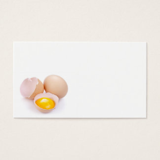 Eier auf weißem Grund. Eigelb und Eierschale