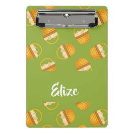 Eier in braunem Korb auf grün Mini Klemmbrett