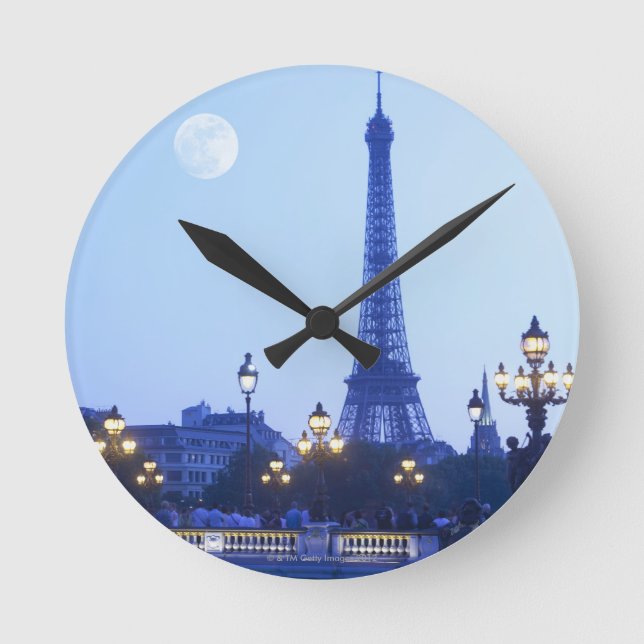 Eiffel Tower at Dusk Runde Wanduhr (Vorderseite)