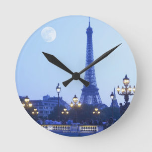 Eiffel Tower at Dusk Runde Wanduhr