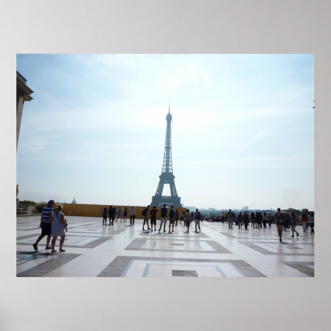 EIFFEL TOWER HINTER KONKRETEM GEBÄUDE POSTER (Vorne)