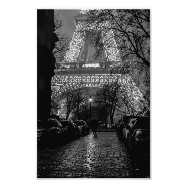 Eiffelturm - Frauen im Regen - Schwarz und Weiß Fotodruck (Vorne)