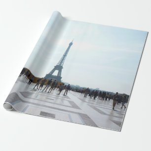 EIFFELTURM HINTER EINEM BETONGEBÄUDE GESCHENKPAPIER