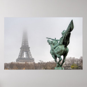 Eiffelturm und Bir-Hakeim-Brücke an einem nebligen Poster