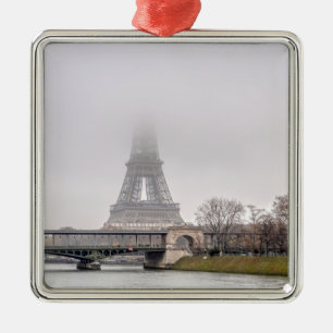 Eiffelturm und Bir-hakeim-Brücke an einem schönen Ornament Aus Metall