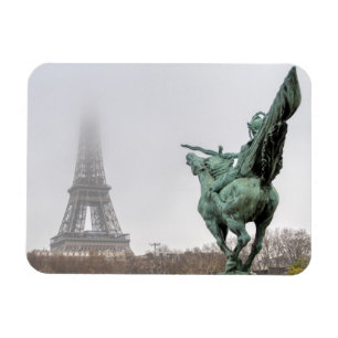 Eiffelturm und Bir-hakeim-Statue an einem schönen Magnet