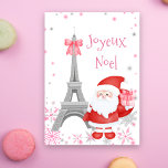 Eiffelturm und Santa Pink Paris Weihnachten<br><div class="desc">Diese wunderschöne Weihnachtskarte mit dem Thema Paris ist voller Launen mit einem rosa Weihnachtsthema. Der Eiffelturm ist mit einem niedlichen rosa Jungen geschmückt und ein hübscher Weihnachtsmann hält ein süß-rosa Geschenk. Die Szene ist voll von fallenden rosa und silbernen Schneeflocken. "Joyeux Weihnachten" ist der Feiertagsgruß, der auf der Vorderseite der...</div>