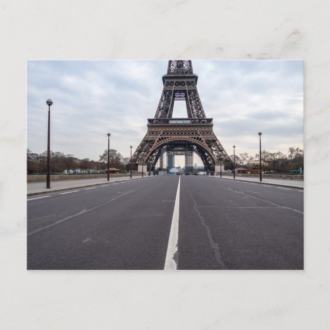 Eiffelturm während der Lockerung des Coronavirus i Postkarte (Vorderseite)