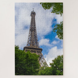 Eiffelturm zwischen blauem Himmel und Bäumen, Pari