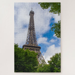 Eiffelturm zwischen blauem Himmel und Bäumen, Pari