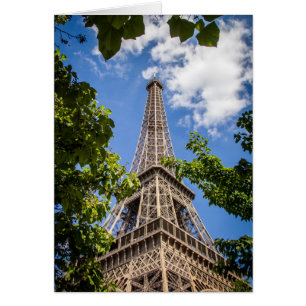 Eiffelturm zwischen den Bäumen