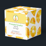 Eigene Bath-und Körperpackung | Ananassbox Geschenkschachtel<br><div class="desc">Dieses niedliche Ananas-Design ist vollständig anpassbar, sodass es für jede Ihrer Ananas Geschenke oder duftenden hausgemachten Handwerksgeschenke verwendet werden kann, aber auch für Näh- und Handwerksprojekte, die ein Ananas-Thema oder Ananas-Muster haben und nicht nur Ihr Bad und Körpergeschenke. Ändern Sie den 'Namen' Ihrer Seife oder Geschenke, die Schrift Typografie Zeile...</div>