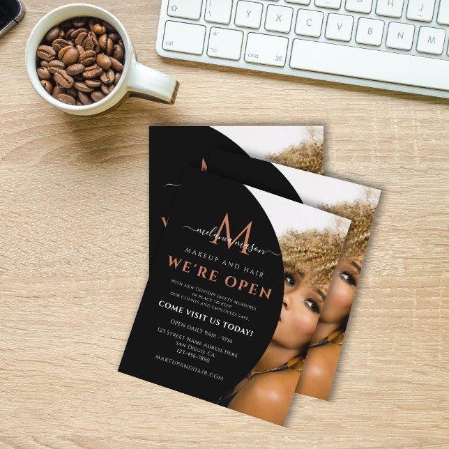 Eigene Bilder hinzufügen Elegante Moderne Schwarz Flyer (Von Creator hochgeladen)