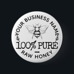 Eigene Farmhouse Apiary Logo Niedliche Hummelhonig Button<br><div class="desc">Custom Farmhouse Business Apiary Logo Niedlich Bumblebee Honey Werbe-Button Geschenke mit einem Not leidenden Schreibmaschinen-Schriftart auf einer Vintagen rustikalen Vorlage,  eine Bienenstube (anpassbar mit Ihrem Unternehmen Foto),  Ihre Website und Corporate Info. Personalisierter Apiary Ihr Logo Niedliche Hummelhonig Glas.</div>
