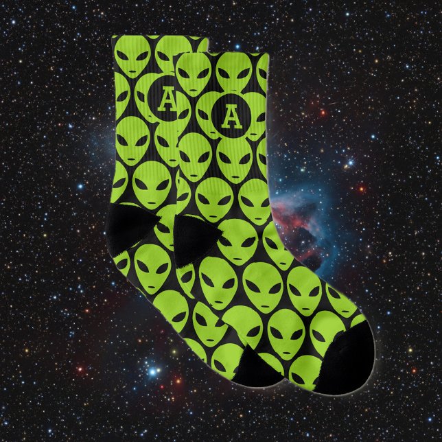 Eigene Monogramm lustig grüne Alien Druckgeschenk Socken (green alien socks)