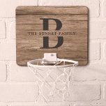 Eigene rustikale Bauernfamilie Monogramm Name Holz Mini Basketball Netz<br><div class="desc">Dieser moderne,  rustikale Mini-Basketballkorb besticht durch sein Familienmonogramm und den Namen über eine mittelbraune Holzkugel in einem Retro-Coolen Typografie-Design in einem Imitat. Passen Sie mit Ihrem Familiennamen und Initialen auf und machen Sie dies zu Ihrem eigenen Sommerspiel-Set für das Bauernhaus Seehaus,  familiäre Hütte oder Hütte.</div>