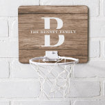 Eigene rustikale Bauernfamilie Monogramm Name Holz Mini Basketball Netz<br><div class="desc">Dieser moderne,  rustikale Mini-Basketballkorb besticht durch sein Familienmonogramm und den Namen über eine mittelbraune Holzkugel in einem Retro-Coolen Typografie-Design in einem Imitat. Passen Sie mit Ihrem Familiennamen und Initialen auf und machen Sie dies zu Ihrem eigenen Sommerspiel-Set für das Bauernhaus Seehaus,  familiäre Hütte oder Hütte.</div>