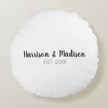 Eigene Skriptpaare heißen Hochzeiten Rundes Kissen<br><div class="desc">Custom Skript Paare Namen Hochzeit Runden Kissen schwarz und weiß</div>
