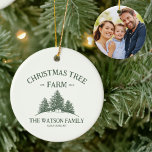 Eigener Familienname Weihnachtsbaum Foto Keramik Ornament<br><div class="desc">Dekorieren Sie Ihren Baum mit einer persönlichen Touch in dieser Saison! Unser individuelles Urlaubssornament mit Familiennamen,  Foto und einem Retro-Weihnachtsbaumdesign in Salbei Grün. Ein unvergesslicher Urlaub!</div>