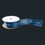 Eigenes Firmenlogo mit der Marke Christmas aquamar Satinband<br><div class="desc">Passen Sie Ihr eigenes Markenband mit modernem,  fröhlichem Weihnachtsbild und Firmenlogo auf farblich bearbeitbarem aquamarinen blauen Hintergrund an,  großartige Weihnachtsgeschenkideen für Unternehmen. Keine Mindestbestellmenge und keine Einrichtungsgebühr. 
Wählen Sie "Klicken,  um weitere Anpassungen vorzunehmen",  um die Hintergrundfarbe anzupassen.</div>
