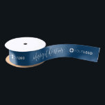 Eigenes Firmenlogo mit der Marke Christmas aquamar Satinband<br><div class="desc">Passen Sie Ihr eigenes Markenband mit modernem,  fröhlichem Weihnachtsbild und Firmenlogo auf farblich bearbeitbarem aquamarinen blauen Hintergrund an,  großartige Weihnachtsgeschenkideen für Unternehmen. Keine Mindestbestellmenge und keine Einrichtungsgebühr. 
Wählen Sie "Klicken,  um weitere Anpassungen vorzunehmen",  um die Hintergrundfarbe anzupassen.</div>