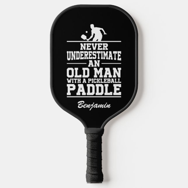 Eigenes Schwarz unterschätzt nie einen alten Mann  Pickleball Schläger (Vorderseite)