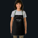 Eigenhausgemacht mit Liebe Custom Kitchen Kid's Schürze<br><div class="desc">Lasst uns backen. Passen Sie den Namen auf der Schürze dieses personalisierten Kindes an. Hier in schwarz mit weißer Typografie in einer stilvollen Behandlung gesehen. Ermuntern Sie den Süßbäcker in Ihrem Leben, einen kleinen Geschäftsbäckereibesitzer mit einem besonderen Geschenk. Ideal zum Backen dieser leckeren Goodies, Leckereien, Kuchen, Kekse und vieles mehr....</div>