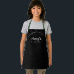 Eigenhausgemacht mit Liebe Custom Kitchen Kid's Schürze<br><div class="desc">Lasst uns backen. Passen Sie den Namen auf der Schürze dieses personalisierten Kindes an. Hier in schwarz mit weißer Typografie in einer stilvollen Behandlung gesehen. Ermuntern Sie den Süßbäcker in Ihrem Leben, einen kleinen Geschäftsbäckereibesitzer mit einem besonderen Geschenk. Ideal zum Backen dieser leckeren Goodies, Leckereien, Kuchen, Kekse und vieles mehr....</div>