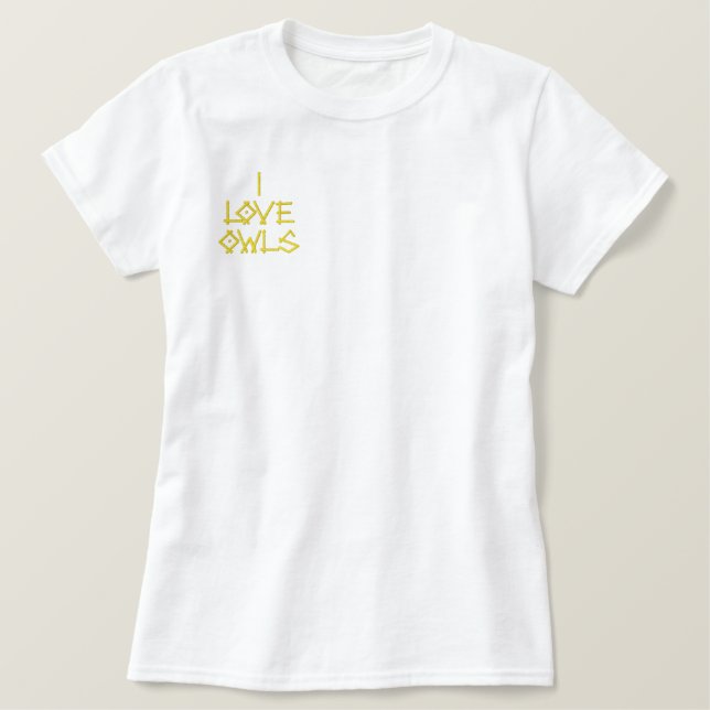 EIGENSCHAFT BESTICKTES T-Shirt (Design vorne)