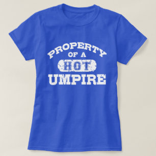 Eigentum an einem heißen Umpire T-Shirt