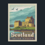 Eilean Donan Castle - Schottland Postkarte<br><div class="desc">Anderson Design Group ist eine preisgekrönte Illustrations- und Designfirma in Nashville, Tennessee. Der Gründer Joel Anderson leitet ein Team talentierter Künstler, um originale Posterkunst zu kreieren, die wie Vintage Werbedrucke von den 1920er bis 1960er Jahren aussieht.</div>