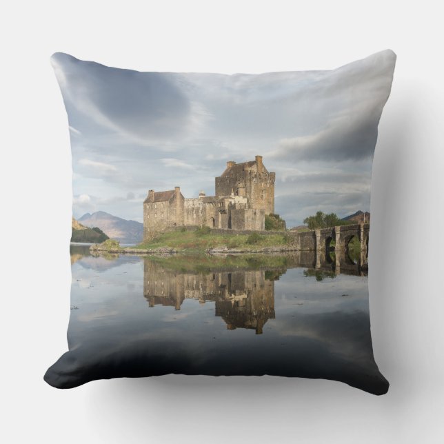 Eilean Donan Schloss mit Reflexion in Schottland Kissen (Vorderseite)