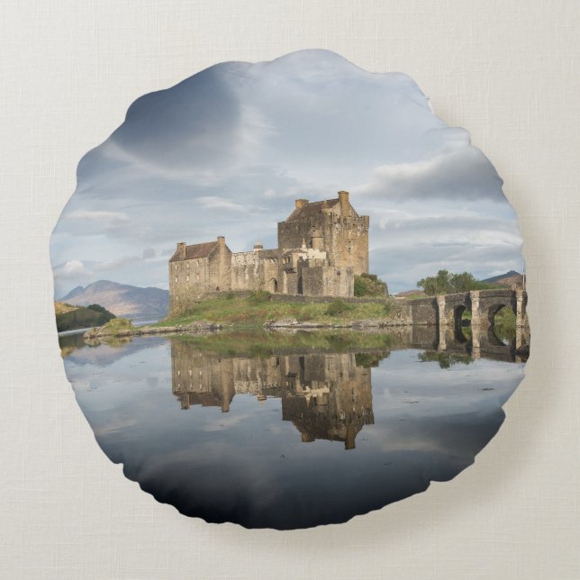 Eilean Donan Schloss mit Reflexion in Schottland Rundes Kissen (Rückseite)