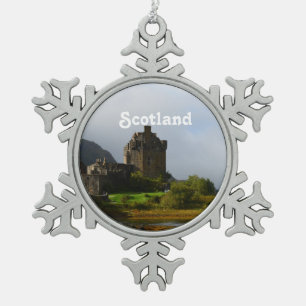 Eileen Donan Schloss im frühen Herbst Schneeflocken Zinn-Ornament
