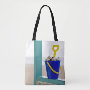 Eimer gefüllt mit Seashells Tasche